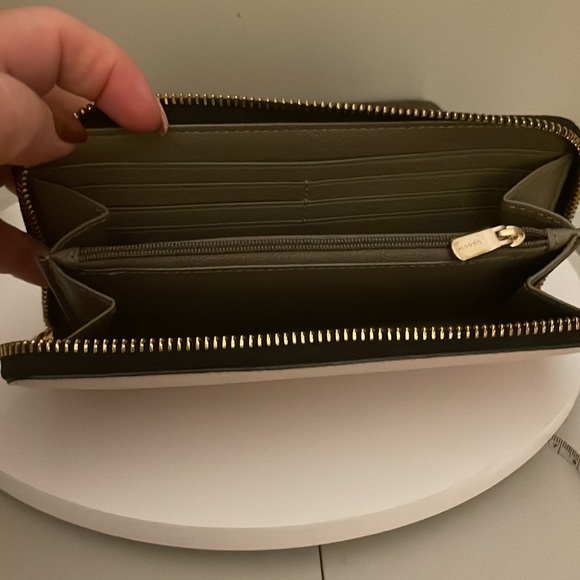 Coach “New York” Cream and Tan Leather Zip-around Wallet - Picture 3 of 6